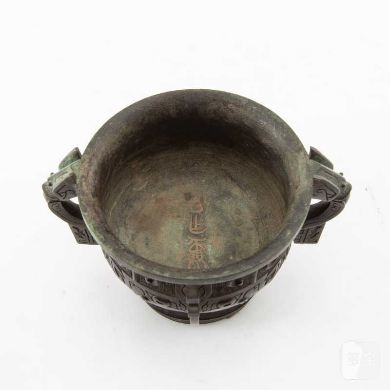 An archaistic bronze vessel, - 图12